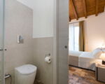 villa-sike-bad-mit-blick-ins-schlafzimmer.jpg