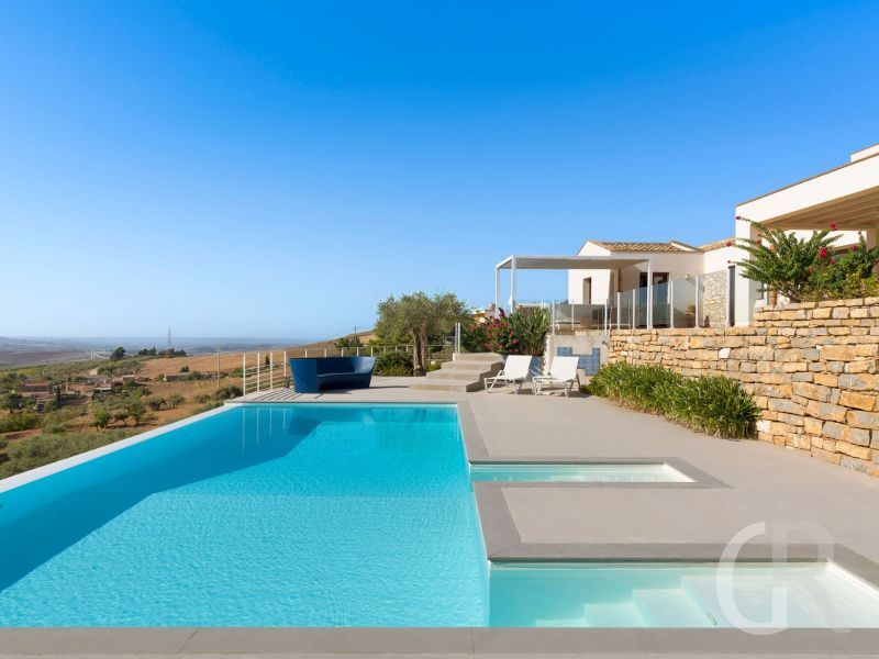 villa-tangi-villa-und-pool.jpg