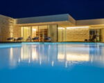 villa-trifilla-beleuchteter-pool-mit-hausansicht.jpg