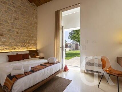 villa-trifilla-schlafzimmer-mit-ausgang-zum-garten.jpg