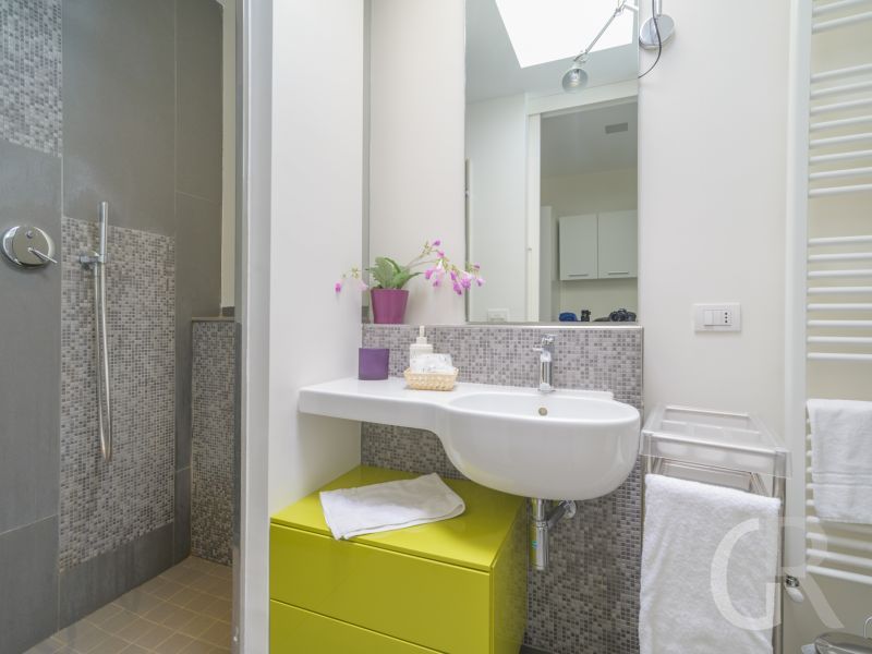 villa-venere-bad-mit-waschbecken-und-dusche.jpg