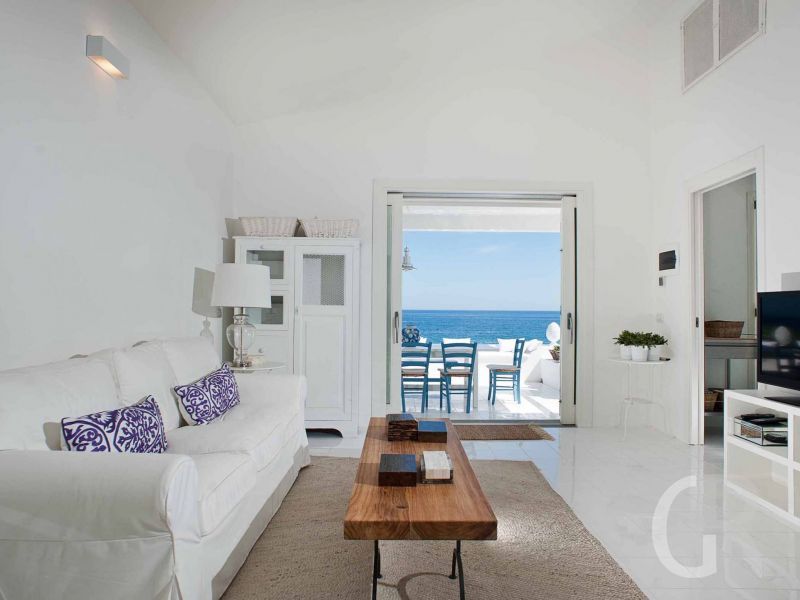 casa-blu-wohnzimmer-mit-ausgang-zur-terrasse.jpg
