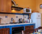 casa-capperi-gemauerte-kueche-mit-kochfeld-und-kuehlschrank.jpg