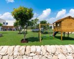 casa-degli-aranci-garten-mit-spielgeraeten.jpg