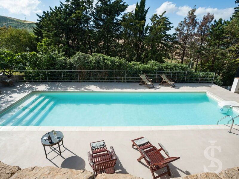 casa-don-carlo-pool-mit-sonnenliegen.jpg
