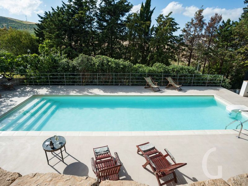 casa-don-carlo-pool-mit-sonnenliegen.jpg