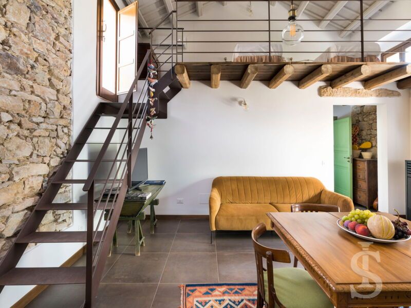 casa-don-carlo-wohnraum-mit-treppenaufgang.jpg