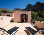 casa-grecale-dachterrasse-mit-sonnenstuehlen.jpg