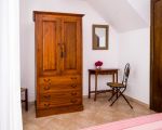 casa-levante-wohnzimmer-mit-schrank-und-kleinem-tisch.jpg