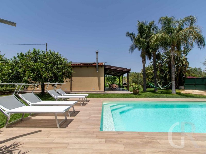 casa-limoni-pool-mit-sonnenliegen.jpg
