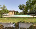 casa-limoni-sonnenliegen-im-garten.jpg