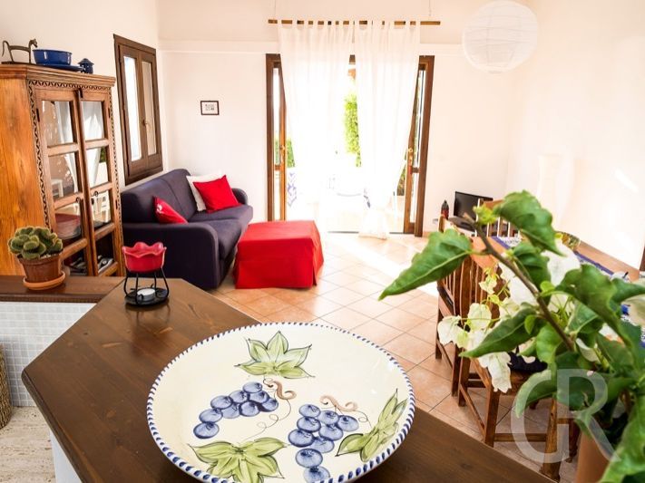 casa-scirocco-wohnbereich-mit-ausgang-auf-die-terrasse.jpg