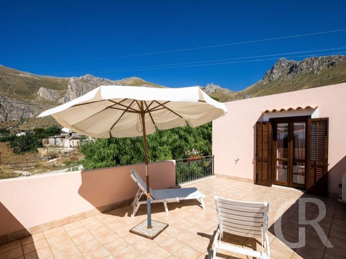 case-levante-dachterrasse-mit-sonnenschirm-und-liegen.jpg