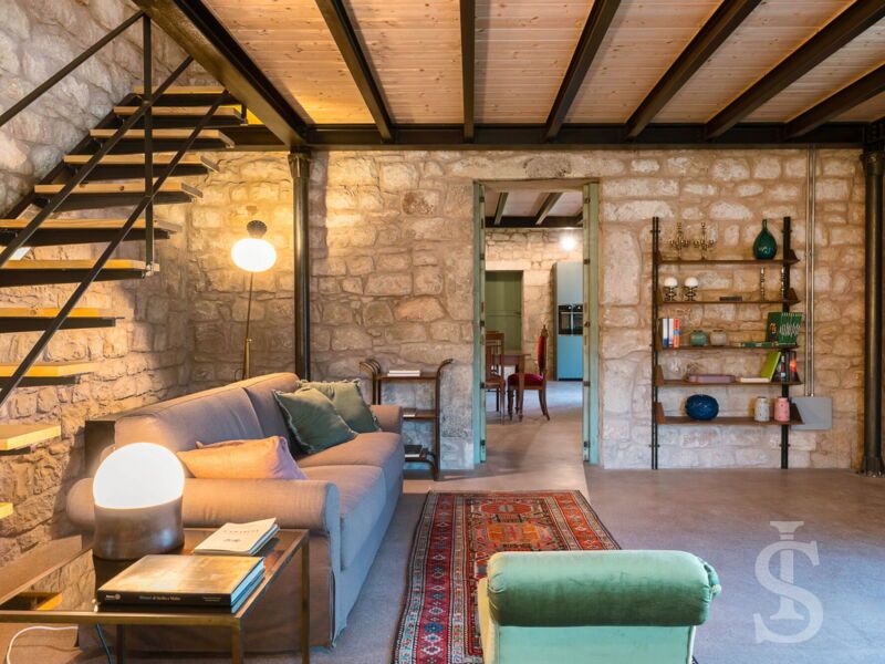 dimora-spinazzella-teil-wohnzimmer-mit-treppe-zum-ersten-stock.jpg