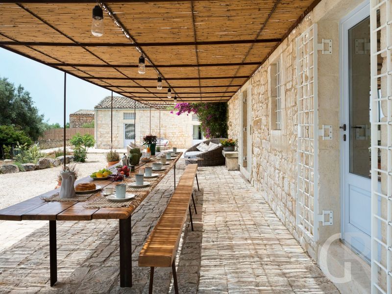 ferienhaus-dimora-pura-einladende-tafel-im-freien.jpg
