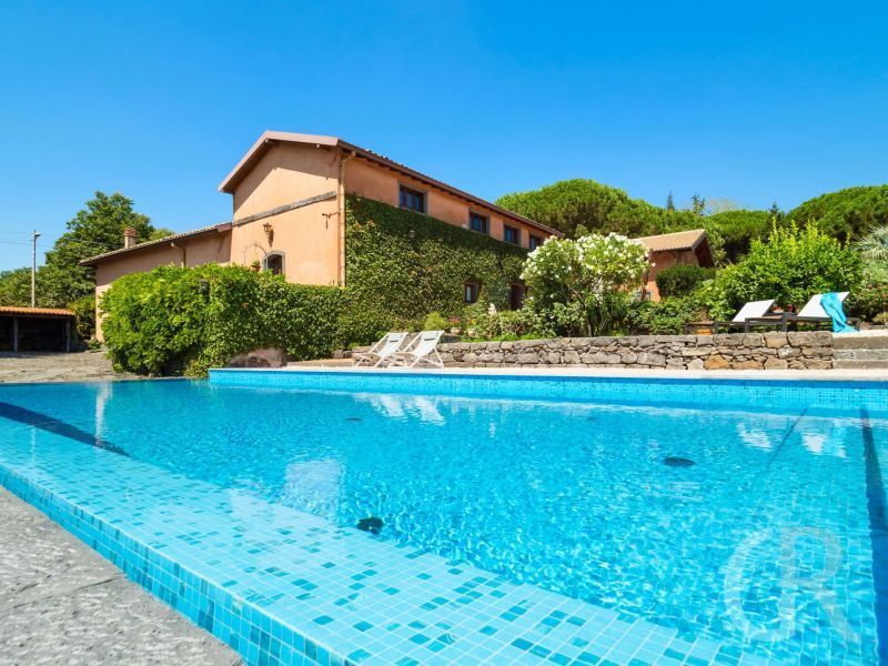 ferienhaus-la-rosa-pool-mit-villa-im-hintergrund.jpg