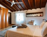 ferienhaus-la-rosa-schlafraum-mit-grossem-bett.jpg