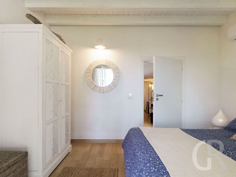 ferienhaus-marinella-schfrank-im-schlafzimmer.jpg