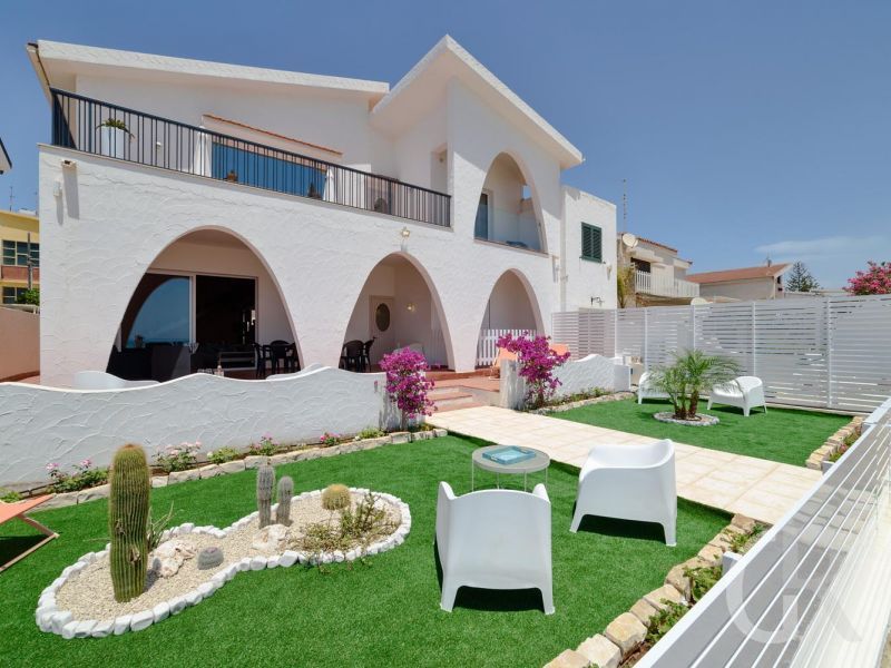 ferienhaus-villa-amelia-blick-auf-das-haus-mit-kleinem-garten.jpg