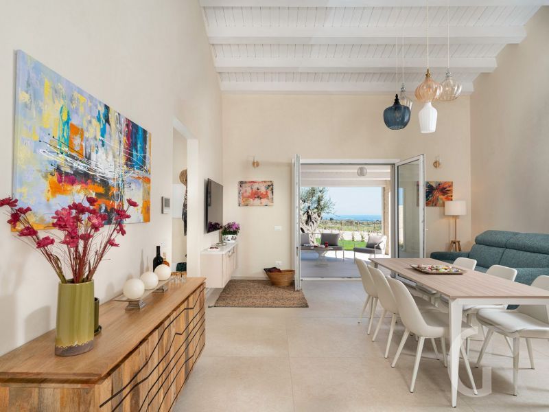 ferienhaus-villa-mora-esstisch-im-wohnzimmer.jpg