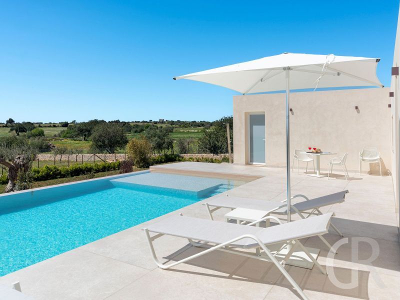 ferienhaus-villa-mora-sonnenliegen.jpg