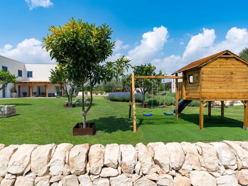 ferienvilla-garten-mit-spielgeraeten.jpg