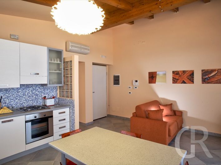 ferienwohnung-ambra-wohnbereich-mit-kueche.jpg