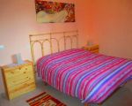 ferienwohnung-anita-schlafzimmer-mit-grossem-bett.JPG