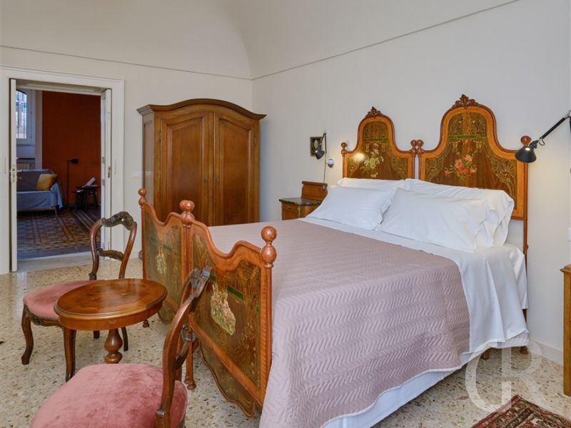 ferienwohnung-cu-viva-grosses-doppelbett-im-schlafzimmer.jpg