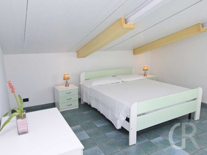 ferienwohnung-dedalo-weisses-doppelbett.jpg