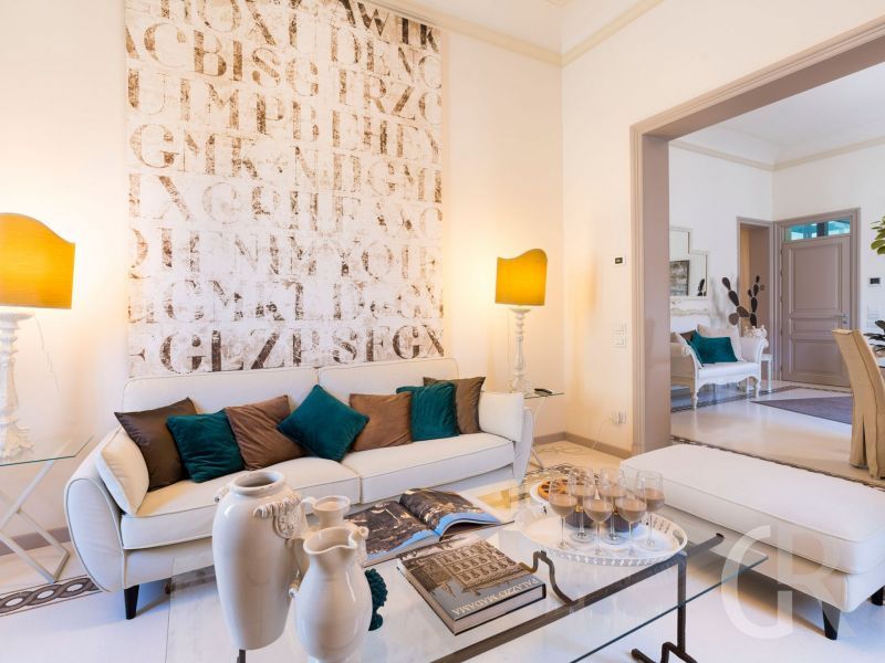 ferienwohnung-dimora-sofa-im-wohnzimmer.jpg