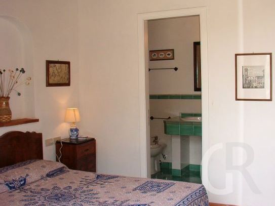 ferienwohnung-draco-schlafraum-mit-bett.jpg