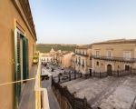 ferienwohnung-enea-blick-vom-balkon-auf-die-piazza.jpg