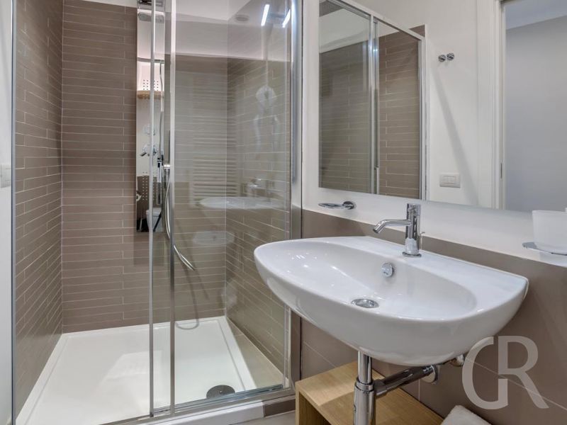 ferienwohnung-enea-waschbecken-mit-spiegel-und-dusche.jpg