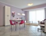ferienwohnung-glicine-offener-wohnbereich-und-terrassenzugang.jpg