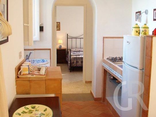 ferienwohnung-la-pagliera-gemauerte-kueche-mit-blick-zum-schlafzimmer.jpg