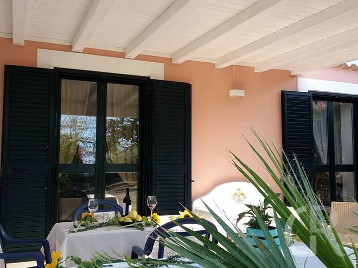 ferienwohnung-la-scuderia-ueberdachter-terrassenbereich.jpg