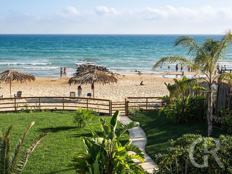 ferienwohnung-morgana-sandstrand-mit-sonnenschirmen.jpg