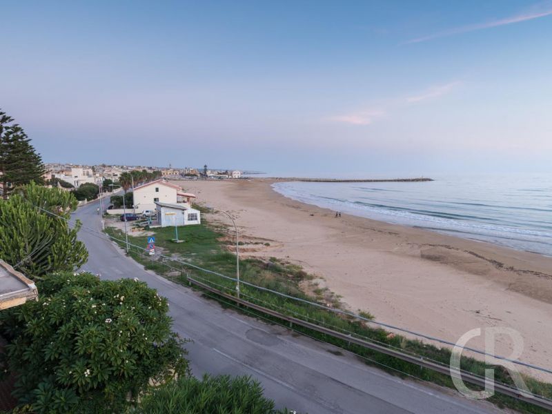 ferienwohnung-pitagora-blick-auf-den-strand.jpg