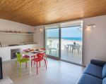 ferienwohnung-rosmarino-kueche-mit-blick-auf-die-terrasse.jpg