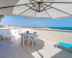 ferienwohnung-rosmarino-terrasse-mit-sonnenschirm.jpg