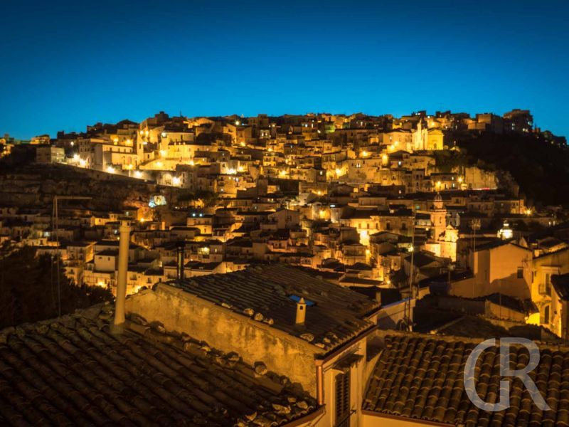 ferienwohnung-ulisse-blick-auf-ragusa-am-abend.jpg