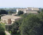 ferienwohnungen-donnafugata-gartenanlage-und-gebaeude.JPG