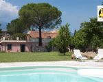 ferienwohnungen-im-agriturismo-pool-mit-sonnenliegen.jpg