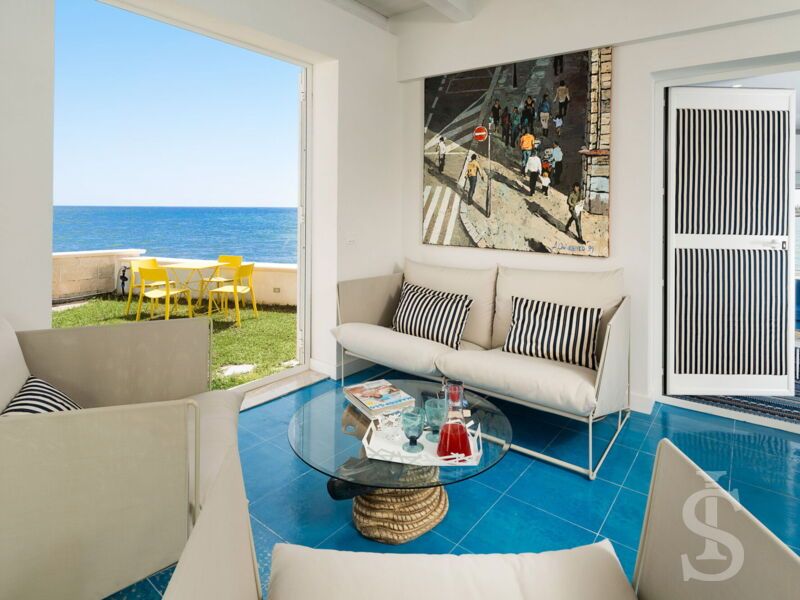 montalbano-suite-wohnzimmer-und-blick-nach-aussen.jpg