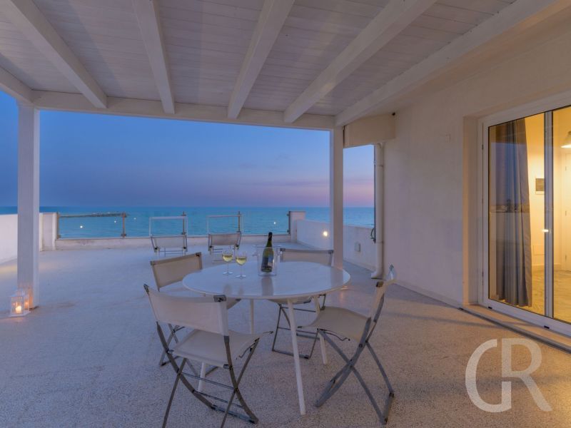 pitagora-terrasse-am-abend.jpg