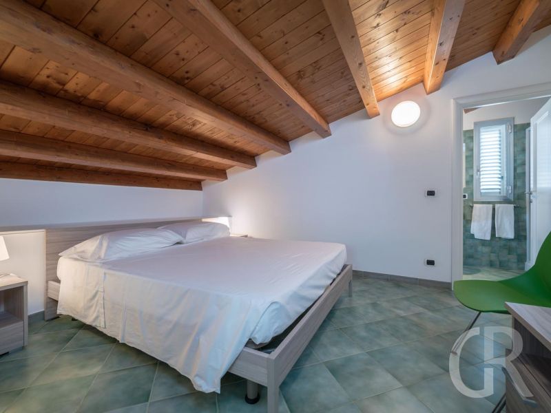schlafzimmer-mit-doppelbett.jpg