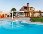 ueberdachte-terrasse-am-pool.jpg