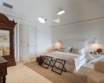villa-acqua-marina-doppelbett-und-spiegelschrank.jpg
