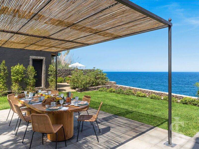 villa-acqua-marina-esstisch-im-freien.jpg